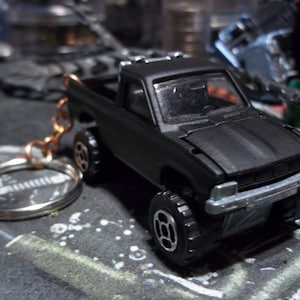 custom made keychain 1978/83 toyota hilux 4x4 pup truck,matte black w/black mags/repaint-hand made heavy duty chain and jump rings/mint