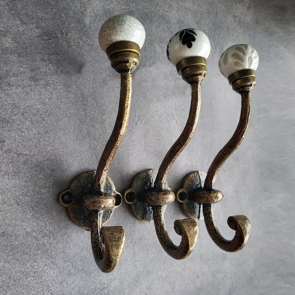 Ganchos de abrigo de perilla de bronce antiguo y cerámica / Ganchos de metal de bronce vintage con bolas de porcelana negra, blanca y crema