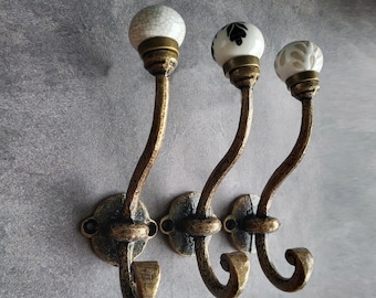 Antiek bronzen en keramische knopkapstokken | Vintage bronzen metalen haken met zwarte, witte, crème porseleinen ballen