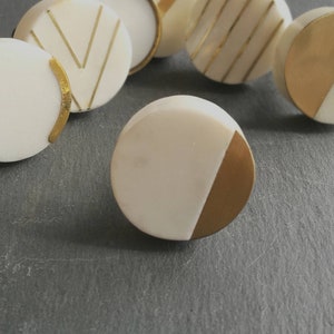 Manija de puerta de armario de mármol macizo y latón / Tirador circular de cajón de latón dorado y mármol blanco Quarter Circle