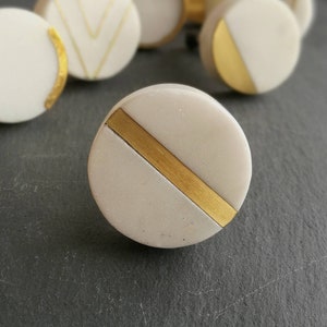 Manija de puerta de armario de mármol macizo y latón / Tirador circular de cajón de latón dorado y mármol blanco Cut Through