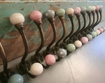 Antiek bronzen en keramische knopkapstokken | Shabby chique bronzen metalen haken met roze, groene, grijze en crèmekleurige porseleinen ballen