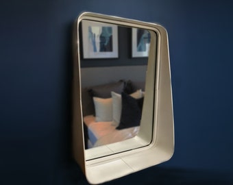 Miroir portrait en métal blanc avec étagère flottante intégrée | Miroir Industriel Blanc Satiné