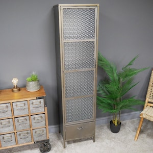 Tall cabinet with doors and shelves -  México