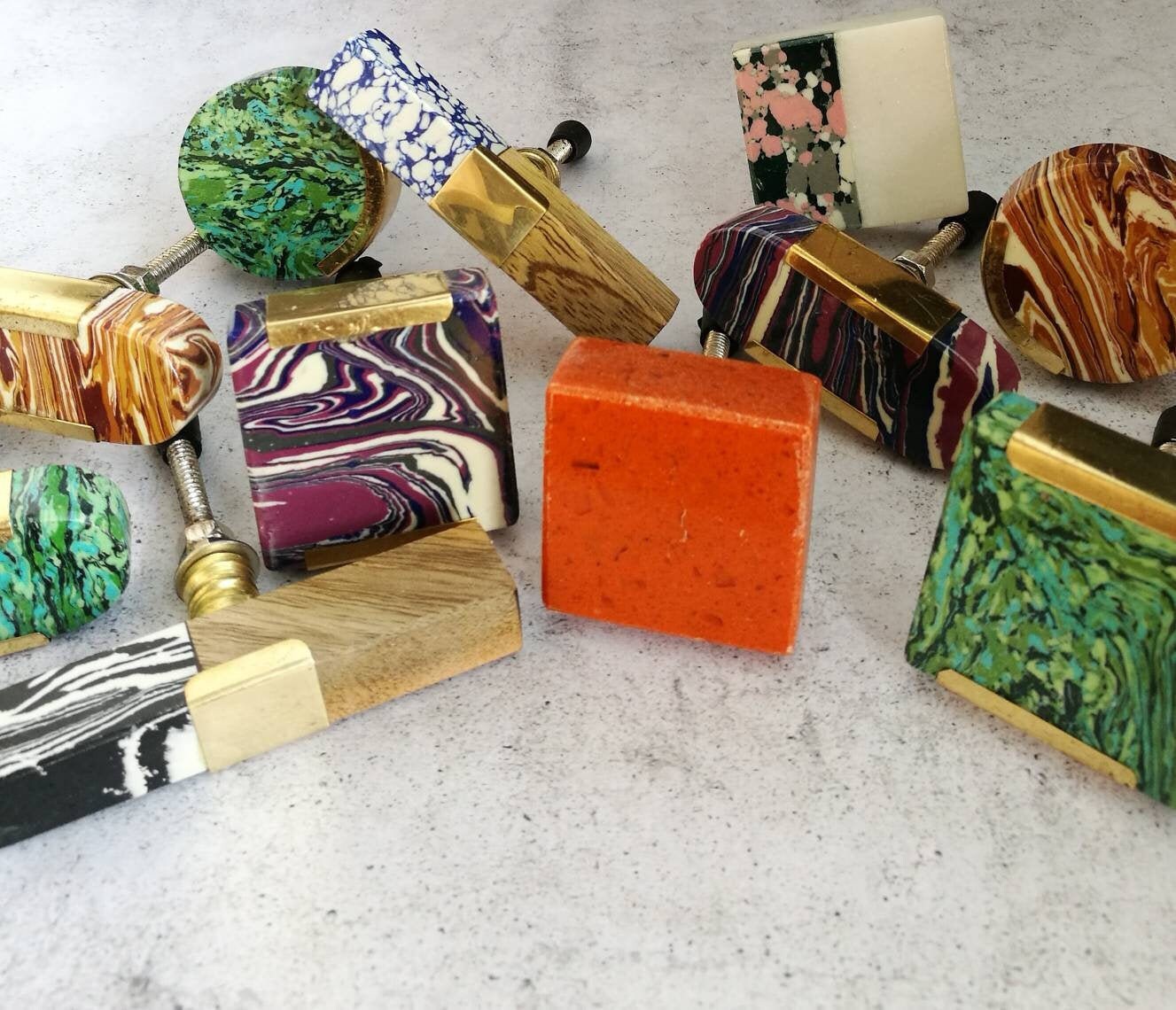 Poignées de Porte en Pierre Marbrée Vibrante avec Garniture Laiton Doré | Poignées d'armoire Colorée