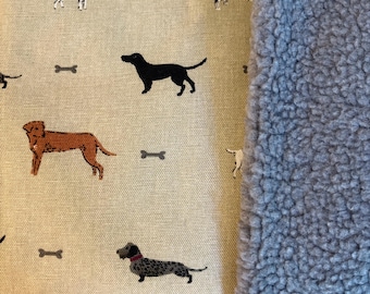 Mata/kocyk do legowiska dla psa „WOOF” Sophie Allport - tkanina bawełniana i Sherpa - dla kota, królika - wiele rozmiarów