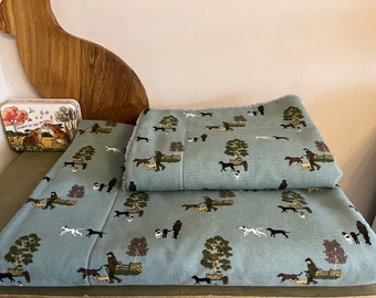 Warm Sophie Allport WOODLAND WALKS Cosy Dog Bed Mat/Blanket - 100% cotton duck fabric & soft faux-sheepskin Dog Walker Hiker