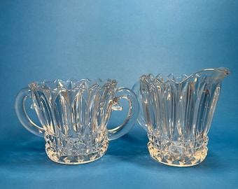 Peut inclure: Un ensemble de deux bols en verre transparent pour le sucre et la crème, avec un motif en diamant et des bords festonnés.