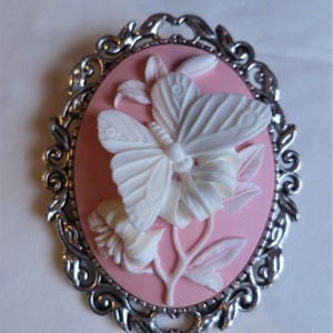Pink and White Butterfly brooch. The brooch is 2 inches ( 5 cm) in length and on the back you have a silver tone brooch clasp.
Combined shipping on multiple items.