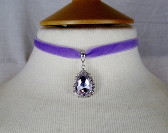 9 mm Velvet Teardrop Choker, Wedding choker, Medieval Necklace, Lilac Rhinestone Necklace