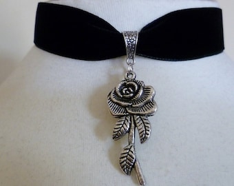 Gothic Rose Choker: Black Velvet Medieval Necklace