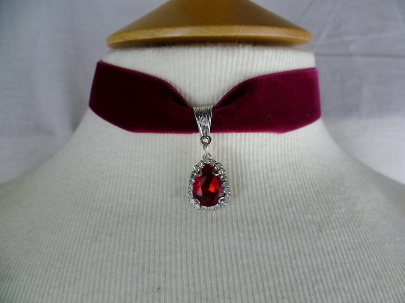 Pendant Necklace Red or Black Velvet Gothic Wedding Medieval Choker Velvet Teardrop Choker