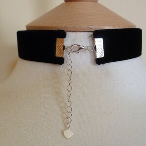 The back of the choker you have an extra 2 1/2 inches ( 6 cm) by means of a Silver plated extender chain,which fastens with a silver plated clasp.