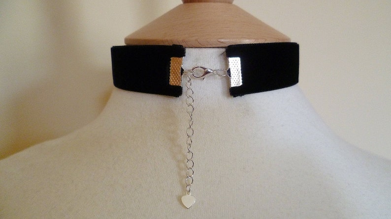 The back of the choker you have an extra 2 1/2 inches ( 6 cm) by means of a Silver plated extender chain,which fastens with a silver plated clasp.