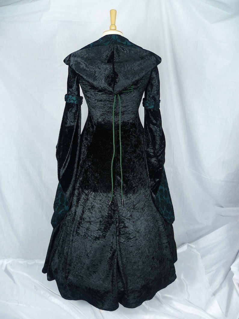 Mittelalterliche Hochzeitskleid in schwarz und dunkelgrün ...