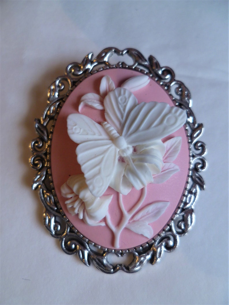 Pink and White Butterfly brooch. The brooch is 2 inches ( 5 cm) in length and on the back you have a silver tone brooch clasp.
Combined shipping on multiple items.