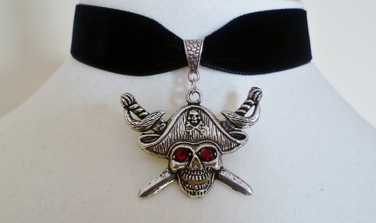 PIRATE GOLD SKULL & CROSSBONES Black Velvet Red Feather Choker Necklac Halloween PIRATE GOLD SKULL & CROSSBONES Black Velvet Red Feather Choker Necklac Halloween