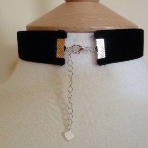 The velvet is approximately 1 inch ( 2 1/2 cm) wide and on the back you have an extra 2 1/2 inches ( 6 cm) by means of a silver plated extender chain,which fastens with a silver plated clasp.