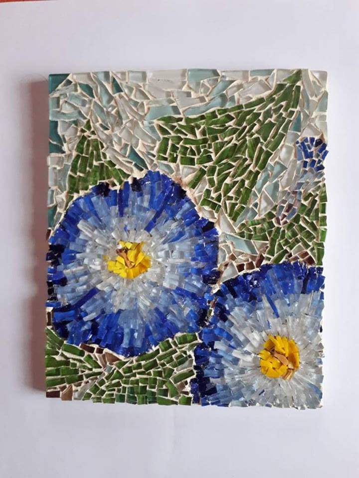 小さな花柄ガラスモザイク画：オリジナルウォールアート（15 cm
