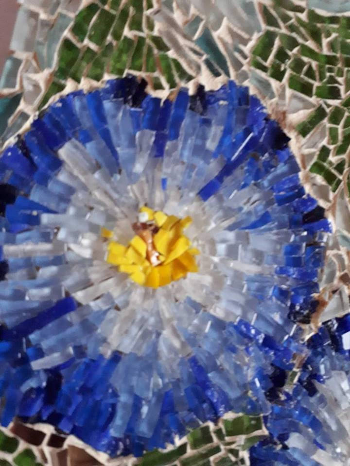 小さな花柄ガラスモザイク画：オリジナルウォールアート（15 cm x 18