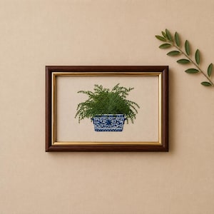 Gerahmte Farn Stickerei Wand Kunst, Botanisches Dekor, Blaue Chinoiserie Pflanzgefäß, Textil Kunstwerk, Cottagecore