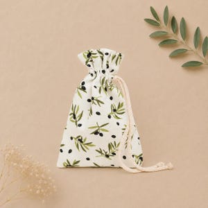 Bolsas de regalo con ramas de olivo mediterráneo