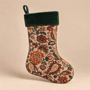 Gepersonaliseerde kerstsok met bloemenprint en groene fluwelen boord.