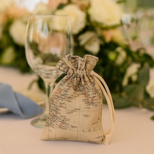 Beige Globe Map Bevorzugungsbeutel - Hochzeits-Willkommensbeutel zum Thema Reisen, Geburtstags- und Abschlussfeiergeschenkbeutel