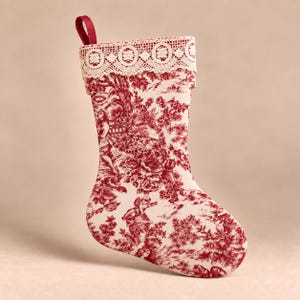 Calza di Natale in tela rossa con bordo in pizzo, decorazione natalizia in stile country francese realizzata a mano, calza in stile vintage bordeaux e bianca.
