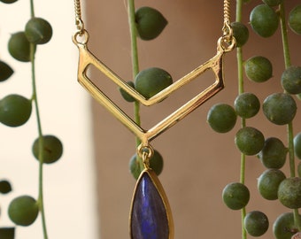 Chevron, bronce necklace with Labradorite gemstone. Gold Plated 18k.