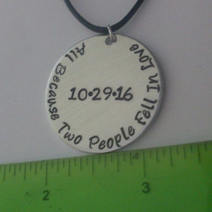 Hochzeit Datum &quot;Alles nur, weil zwei Menschen verliebte&quot; personalisierte benutzerdefinierten gestempelten 1,25&quot; silbernes Aluminium Halskette benutzerdefinierte Jubiläum, Geburtstag