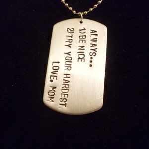 Mahnungen von Mama oder Papa eine eigene Nachricht!  Individuell von Hand gestempelt Dog Tag Halskette mit Text und optionale Kette Ihrer Wahl