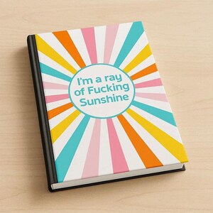 Puede incluir: Una taza de cerámica blanca con un asa negra y el texto "But First, Coffee" en negrita negra. La taza está llena de un líquido oscuro, probablemente café, y se encuentra sobre una superficie clara.