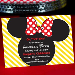 Puede incluir: Una invitaci&oacute;n a rayas amarillas y blancas con una silueta negra de Minnie Mouse con un lazo rojo de lunares blancos. El texto dice "Oh, "Two"-dles! Por favor, &uacute;nase a nosotros para el 2&ordm; cumplea&ntilde;os de Harper S&aacute;bado, 16 de abril a las 2:00 p. m. La casa club de Harper 505 Party Drive Smalltown, USA RSVP: orders@printablestudio.com"
