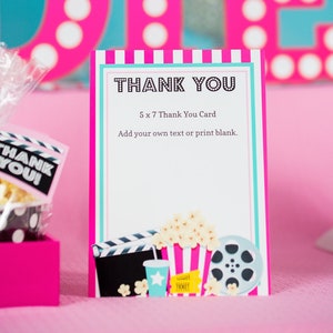 Tarjeta de agradecimiento para fiesta de cine en color rosa, tarjeta de agradecimiento para una noche de cine imprimible, decoraciones para fiesta de chicas para una noche de cine de Printable Studio