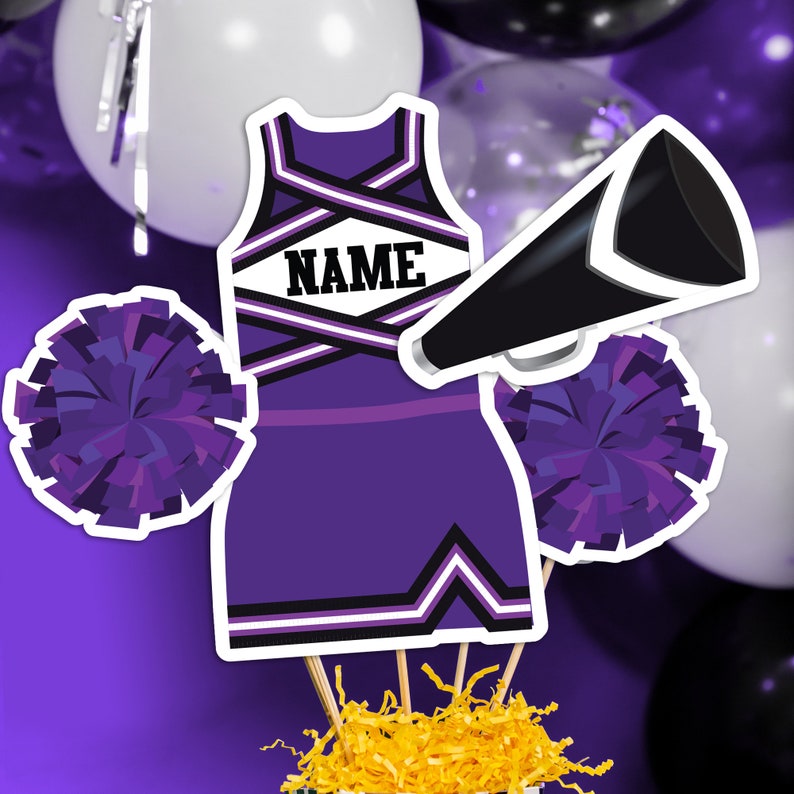 Puede incluir: Uniforme de animadora morado y blanco con un meg&aacute;fono negro y dos pompones morados. El uniforme tiene la palabra "NAME" en la parte delantera.