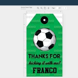 Puede incluir: Etiqueta de favor de f&uacute;tbol verde con un gr&aacute;fico de bal&oacute;n de f&uacute;tbol blanco y negro. La etiqueta dice "Gracias por jugar al f&uacute;tbol conmigo! Franco".