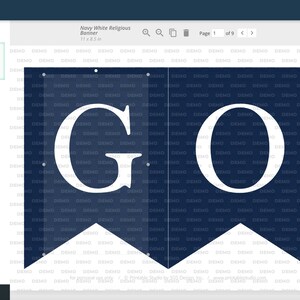 Puede incluir: Una pancarta azul marino con letras blancas que deletrean "GO". La pancarta tiene una forma puntiaguda en la parte inferior.