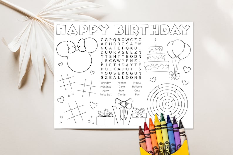 Op de afbeelding: Een zwart-witte printbare kleurplaat met een vrolijke verjaardagsthema. De pagina bevat een cartoon muizenkop, een verjaardagstaart, ballons, een doolhof, een potje tic-tac-toe, een cadeaudoos en een woordzoeker. De woorden in de woordzoeker zijn verjaardag, cadeaus, feestje, stippen, Minnie, taart, strik, snoep, muis, ballonnen, schattig en plezier.