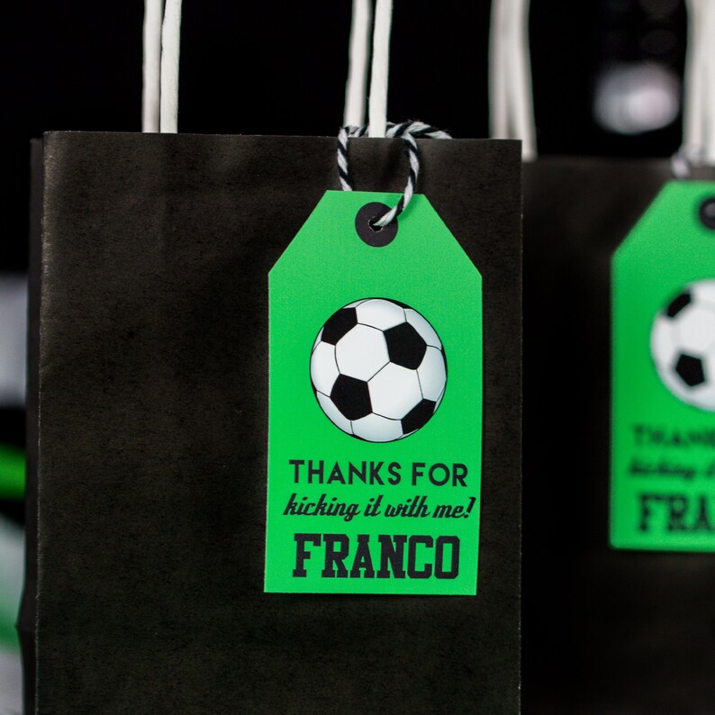 Puede incluir: Bolsa de regalo de f&uacute;tbol verde y negra con una etiqueta que dice "Gracias por patear conmigo! Franco".