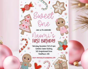 Puede incluir: Una invitación de primer cumpleaños de temática de jengibre rosa y blanco con una niña de jengibre, una casa de jengibre, un bastón de caramelo y un árbol de jengibre. El texto dice "Sweet One Join us to celebrate Naomi's First Birthday Saturday December 21st at 4pm Camilla's Cookie Factory 505 Gingerbread Drive Smalltown, USA RSVP: PRINTABLESTUDIO@GMAIL.COM"