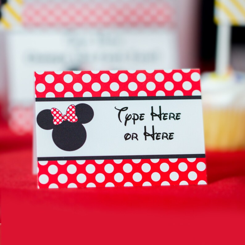 Peut inclure: Une carte blanche avec des pois rouges et une image en noir et blanc de Minnie Mouse. La carte porte le texte "Type Here or Here" en noir.
