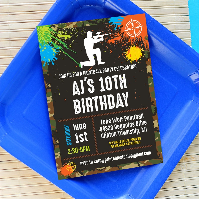 Pu&ograve; includere: Un invito a una festa di compleanno in mimetica nero e verde per un 10&deg; compleanno. L'invito presenta una silhouette di una persona che tiene una pistola da paintball e un bersaglio. Il testo sull'invito recita "Unisciti a noi per una festa di paintball per celebrare il 10&deg; compleanno di AJ" e include la data, l'ora e il luogo della festa. L'invito include anche il testo "RSVP a Cathy printablestudio@gmail.com".