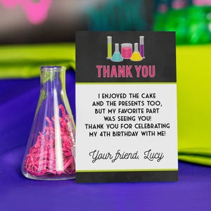 Tarjeta de agradecimiento por una fiesta científica en color rosa: tarjeta de agradecimiento científica imprimible para niñas: tarjeta de agradecimiento por un experimento científico de Printable Studio