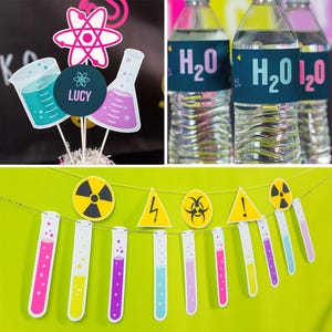 Pu&ograve; includere: Un set di decorazioni per feste a tema scientifico. Include ritagli di becher, fiasche e un simbolo di atomo, insieme a bottiglie d'acqua con l'etichetta "H2O". Un banner con provette e simboli di pericolo completa il tema. Colori: rosa, blu, giallo e verde.