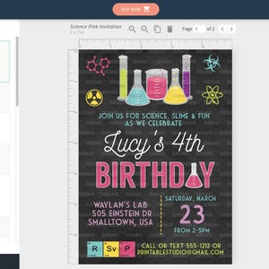 Pu&ograve; includere: Un invito di compleanno a tema scientifico con uno sfondo nero lavagna. Il design include becher colorati, provette e il testo "Lucy's 4th Birthday". L'invito include anche la data, l'ora e il luogo.