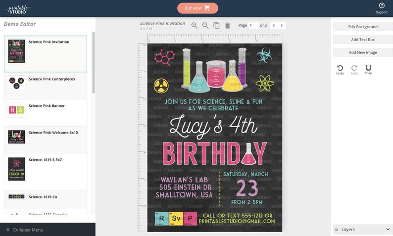 Pu&ograve; includere: Un invito di compleanno a tema scientifico con uno sfondo nero lavagna. Il design include becher colorati, provette e il testo "Lucy's 4th Birthday". L'invito include anche la data, l'ora e il luogo.