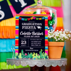 Op de afbeelding: Een uitnodiging voor een afstudeerfeest met een kleurrijk Mexicaans fiesta-thema. De uitnodiging is voor Celeste Barber, klas van 2020. De uitnodiging bevat de datum, tijd en locatie van het feest. De uitnodiging is versierd met cactussen en een afstudeerhoed.