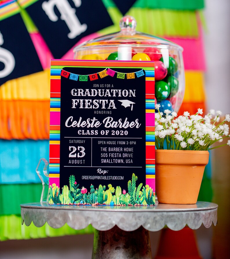 Op de afbeelding: Een uitnodiging voor een afstudeerfeest met een kleurrijk Mexicaans fiesta-thema. De uitnodiging is voor Celeste Barber, klas van 2020. De uitnodiging bevat de datum, tijd en locatie van het feest. De uitnodiging is versierd met cactussen en een afstudeerhoed.