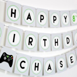 Puede incluir: Feliz 8º cumpleaños Chase pancarta con acentos verdes y azules. La pancarta presenta un gráfico de mando de videojuego negro y verde.
